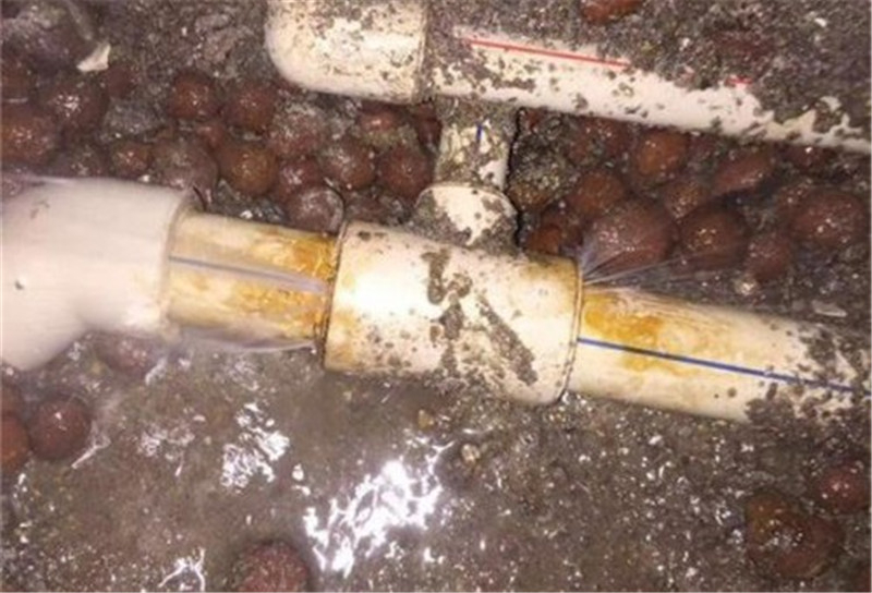 天津市套房水管漏水维修价格 物业法对水管漏水规定 卫生间管道漏水