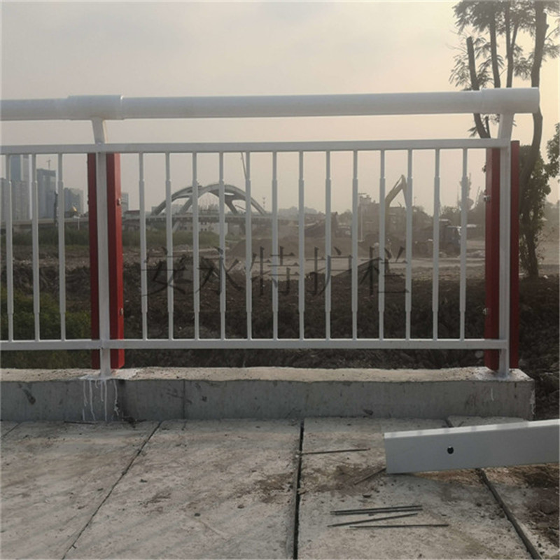 肇庆河岸边护栏图片 桥梁景观防护栏杆 锌钢防撞栏